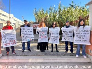 Civitavecchia - La protesta della famiglia di Paolo Pasqualini davanti al tribunale