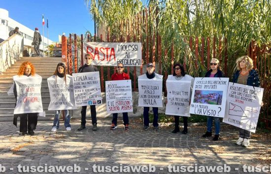 Civitavecchia - La protesta della famiglia di Paolo Pasqualini davanti al tribunale