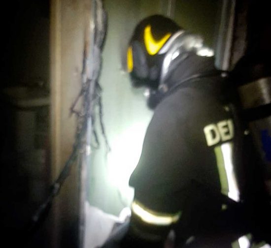 Santa Marinella - Incendio in un locale commerciale, l'intervento dei vigili del fuoco