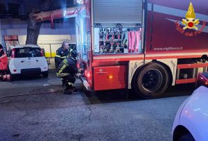 Santa Marinella - Incendio in un locale commerciale, l'intervento dei vigili del fuoco