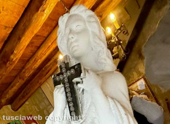 La statua di Santa Rosa di Sinfonia d'Archi portata alla Rocca Albornoz
