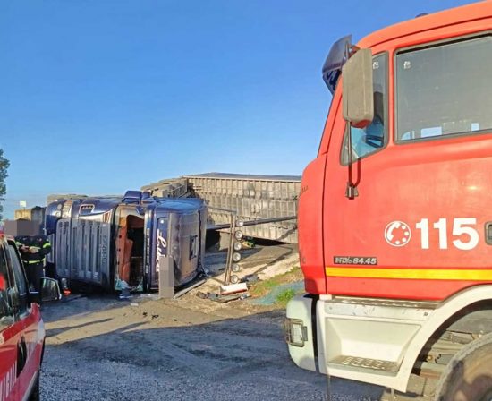 Cerveteri - Autoarticolato si ribalta