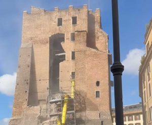 Roma - Crollo alla Torre dei Conti