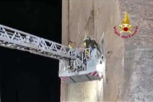 Roma - Crollo alla Torre dei Conti - I vigili del fuoco estraggono l'operaio dalle macerie