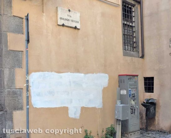 Viterbo - La scritta rimossa in via dell'Orologio vecchio