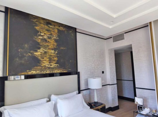 Uno dei quadri di Lidia Scalzo nella camera dell'hotel Nobu