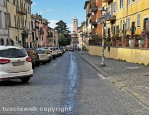 Vetralla - Lo sversamento di olio in via Roma