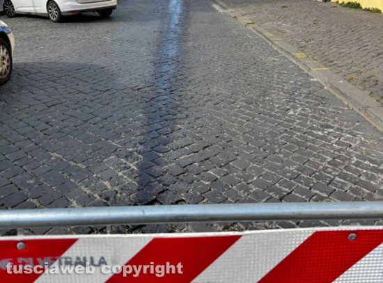 Vetralla - Lo sversamento di olio in via Roma