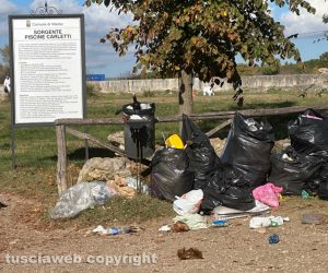 Viterbo - Immondizia alle piscine Carletti