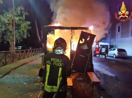 Civitavecchia - Distrutto dalle fiamme chiosco ambulante