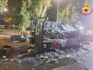 Civitavecchia - Distrutto dalle fiamme chiosco ambulante
