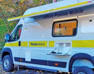 Una postazione mobile dell'ufficio di Poste italiane