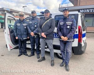 Vetralla - A sinistra Ivo Aquilani con agenti di polizia locale