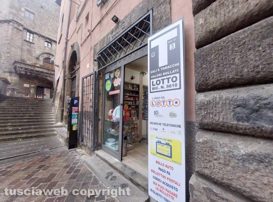 Viterbo - La tabaccheria tra via Cavour e via Saffi
