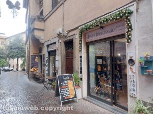 Viterbo - Negozi in via Saffi