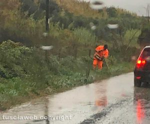 Viterbo - Operai al lavoro sotto al pioggia
