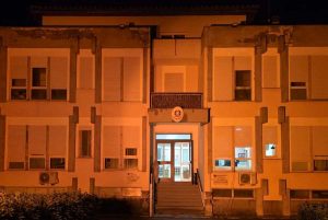 Carabinieri - La caserma di Tuscania illuminata di arancione