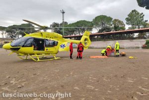 Vetralla - L'eliambulanza e gli operatori al lavoro