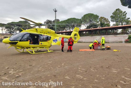 Vetralla - L'eliambulanza e gli operatori al lavoro