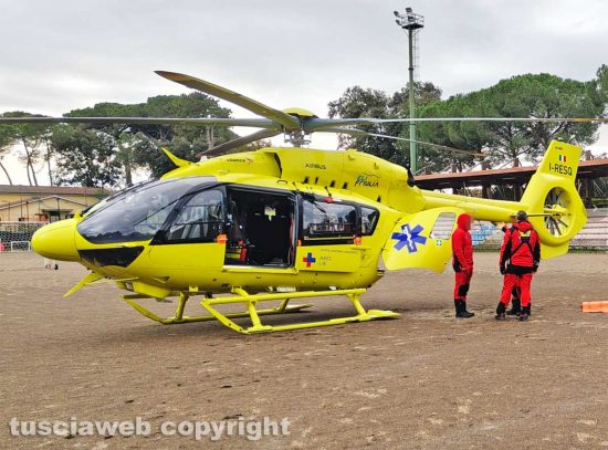 Vetralla - L'eliambulanza e gli operatori al lavoro