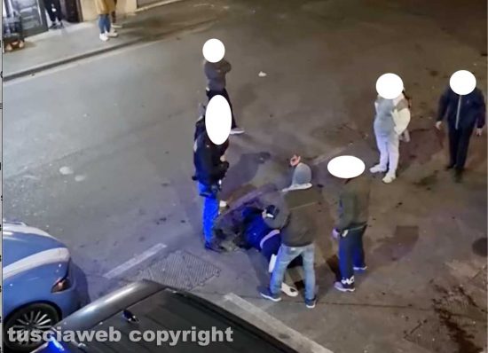 Viterbo - Lite finisce a botte in via Garbini, uomo a terra e intervento della polizia