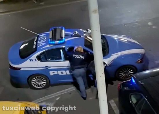 Viterbo - Lite finisce a botte in via Garbini, uomo a terra e intervento della polizia
