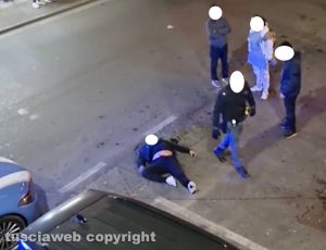 Viterbo - Lite finisce a botte in via Garbini, uomo a terra e intervento della polizia