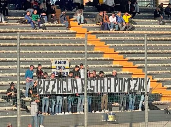 Sport - Calcio - Viterbo - Striscione dei tifosi che non vogliono Bizzaglia