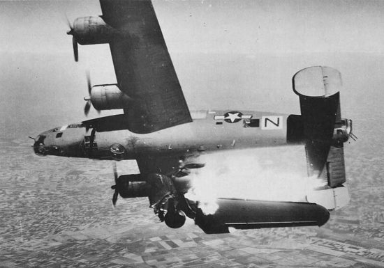 Un B-24 colpito dalla contraerea