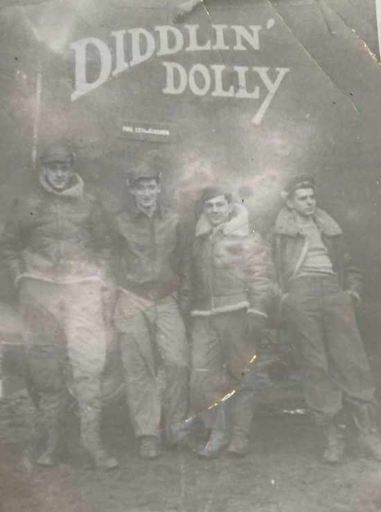 Una parte dell'equipaggio con il B-24 'Diddlin Dolly'