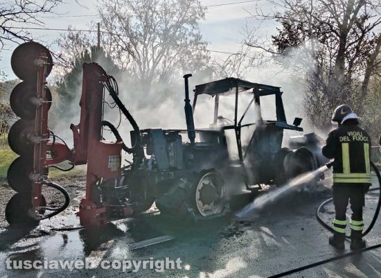 Cellere - Trattore in fiamme
