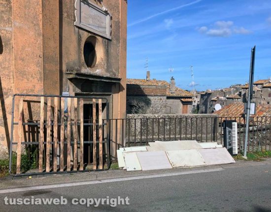 Viterbo - Rifiuti abbandonati davanti la chiesa di San Rocco a Bagnaia