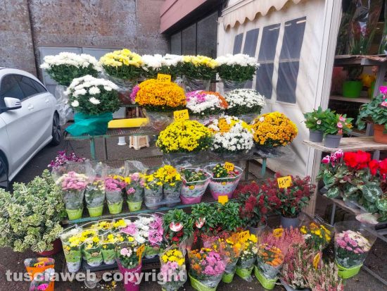 Viterbo - Il fioraio davanti il cimitero San Lazzaro
