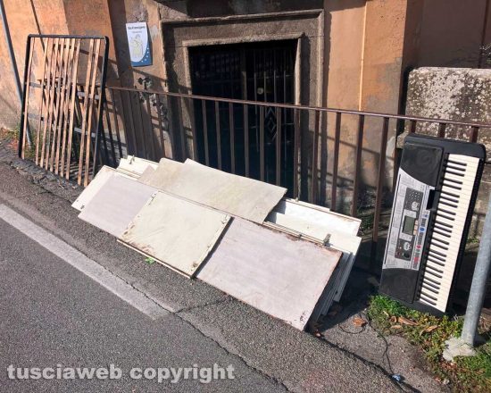 Viterbo - Rifiuti abbandonati davanti la chiesa di San Rocco a Bagnaia