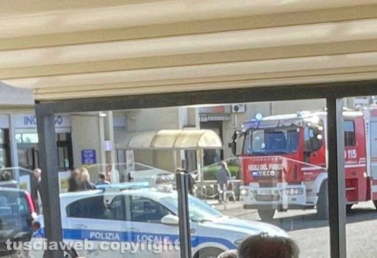 Tuscania - Auto a fuoco in un parcheggio