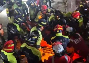 Roma - Crollo alla Torre dei Conti - I vigili del fuoco estraggono l'operaio dalle macerie