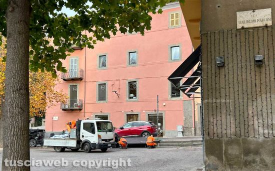 Viterbo - Tolte le panchine a piazza del Sacrario