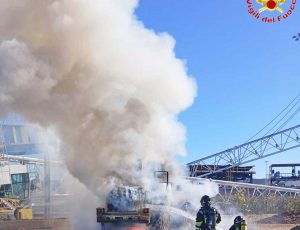 Civitavecchia - In fiamme una pala meccanica in Porto