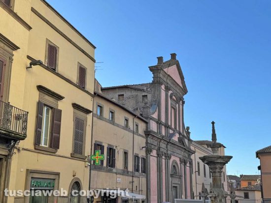 Viterbo - Crolla cornicione del tetto della chiesa già sede del tribunale