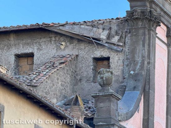 Viterbo - Crolla cornicione del tetto della chiesa già sede del tribunale
