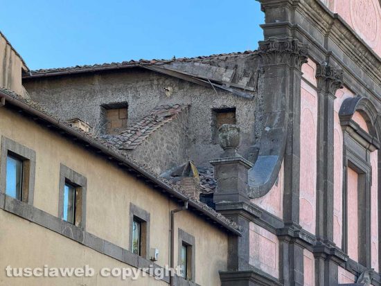 Viterbo - Crolla cornicione del tetto della chiesa già sede del tribunale