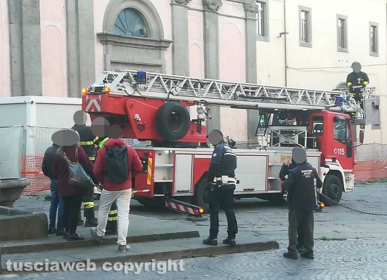 Viterbo - Crolla cornicione del tetto della chiesa già sede del tribunale - In azione vigili del fuoco e polizia locale