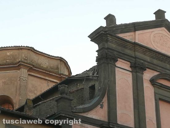 Viterbo - Crolla cornicione del tetto della chiesa già sede del tribunale