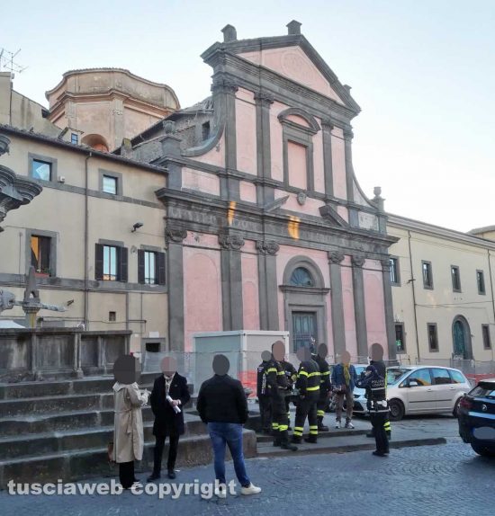 Viterbo - Crolla cornicione del tetto della chiesa già sede del tribunale - In azione vigili del fuoco e polizia locale