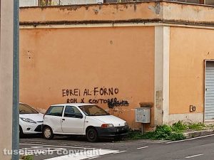 Civita Castellana - Scritte razziste in via Toti