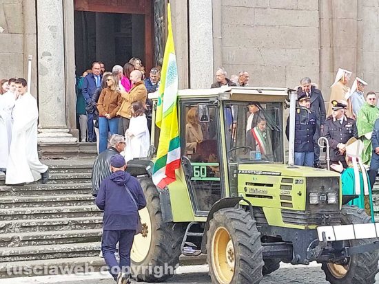 Viterbo - La giornata del ringraziamento con la benedizione dei trattori