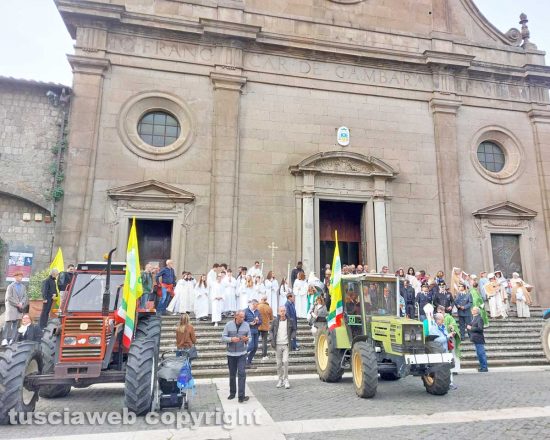 Viterbo - La giornata del ringraziamento con la benedizione dei trattori