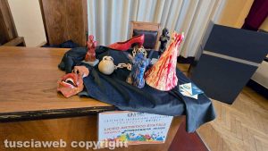 “Scarpette rosse” in ceramica