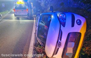 Viterbo - Si ribalta con l'auto - L'intervento di vigili del fuoco e ambulanza