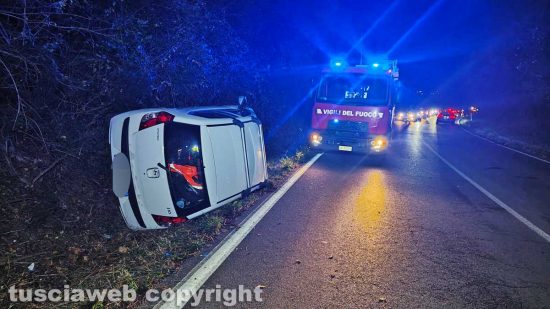 Viterbo - Si ribalta con l'auto - L'intervento dei vigili del fuoco